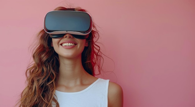 Mujer con auriculares virtuales en la habitación rosa