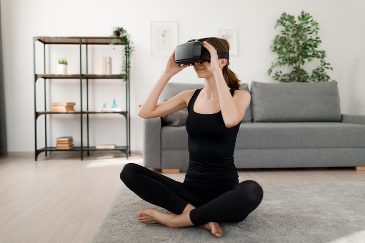 Mujer en auriculares VR haciendo fitness