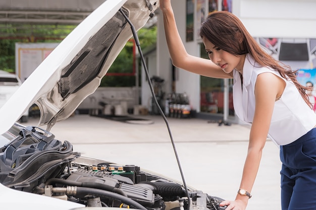 Mujer, el auto está roto.