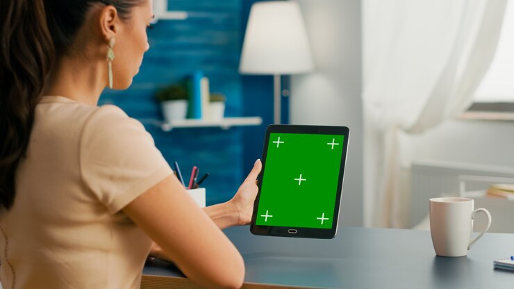 Foto mujer autónoma que trabaja en ideas de comunicación para proyectos en línea utilizando una tableta con una pantalla verde de croma de pantalla simulada. sala de oficina equipada con un potente dispositivo aislado