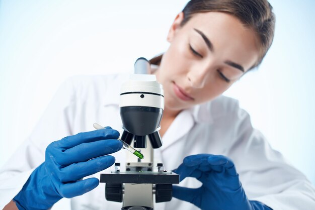 Foto mujer ayudante de laboratorio microscopio investigación biotecnología ciencia