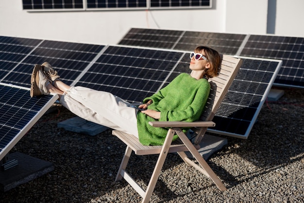 Mujer en la azotea de su casa con una estación solar