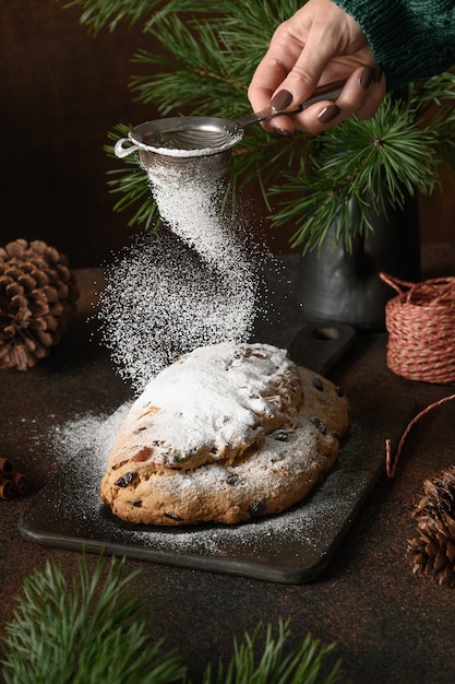 Mujer azúcar en polvo en stollen de Navidad