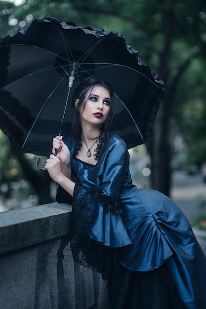 mujer, en, azul, cerca, edificio viejo