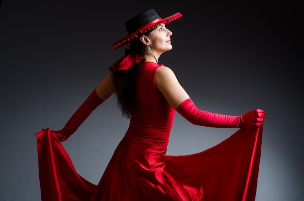 Mujer bailando bailes en vestido rojo