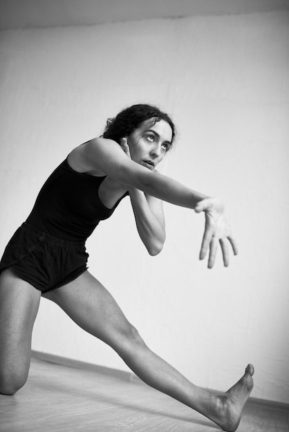 Mujer Bailando Blanco y Negro