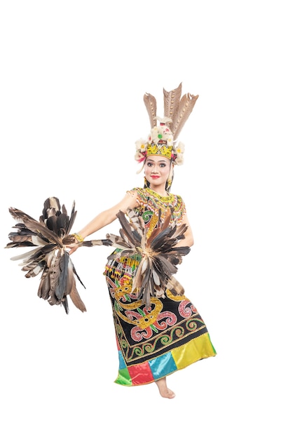 Mujer bailando la danza tradicional de Kalimantan Oriental