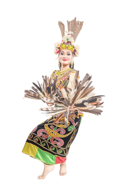 Mujer bailando la danza tradicional de Kalimantan Oriental