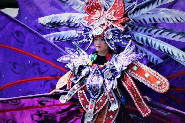 Foto mujer bailando con ropa tradicional durante el carnaval