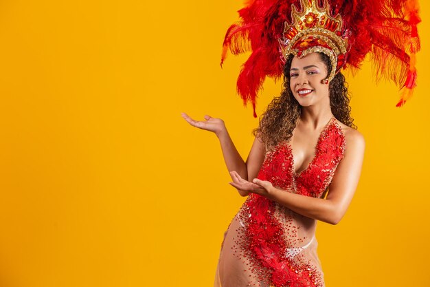 Mujer bailarina de carnaval apuntando hacia el lado.