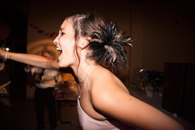 Mujer bailarina sonriente divirtiéndose durante la fiesta disco