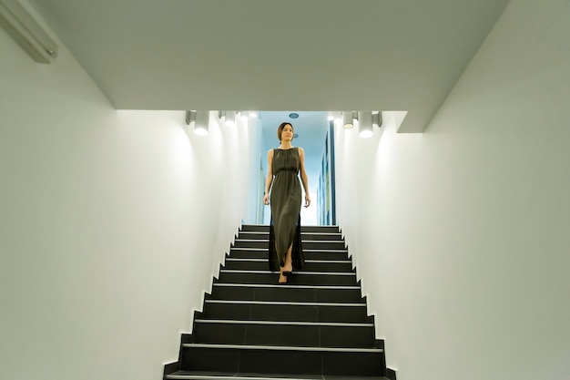 Foto mujer bajando las escaleras