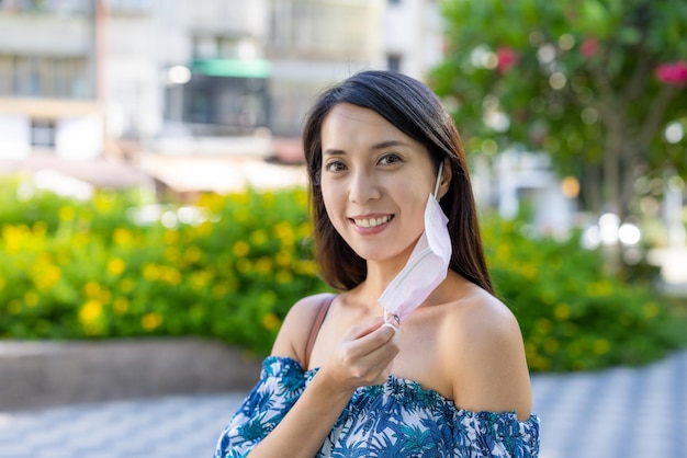 La mujer bajó la máscara y sonrió a la cámara.