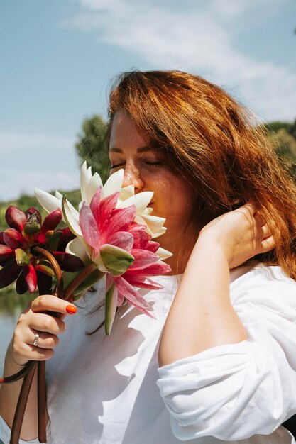 mujer con balde de flores de loto