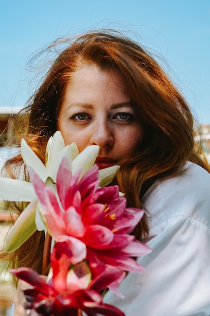 mujer con balde de flores de loto