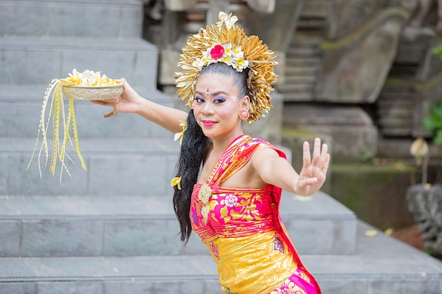 Foto mujer balinesa bailando con poses graciosas