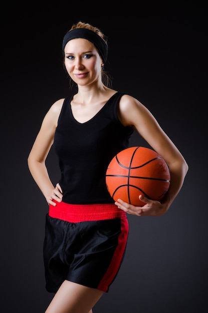 Mujer con baloncesto en concepto de deporte