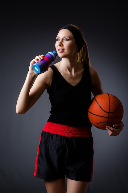 Mujer con baloncesto en concepto de deporte