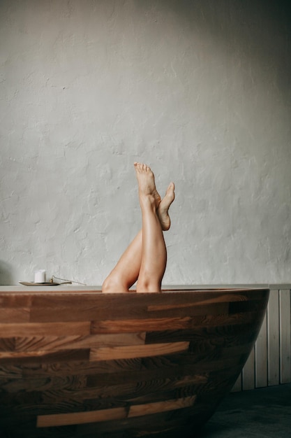 Foto la mujer se baña en casa solo se le ven las piernas