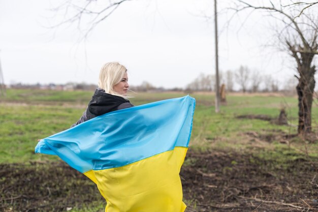 Mujer con bandera en el campo