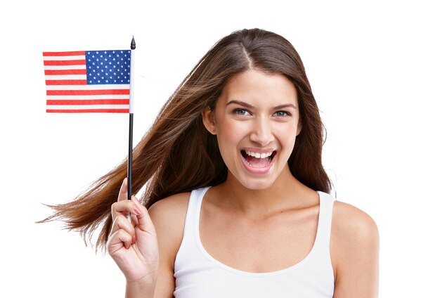 Mujer de la bandera estadounidense y retrato feliz con maqueta entusiasmada con el día del trabajo con fondo blanco Modelo aislado y felicidad de una persona joven que sonríe sobre el orgullo y la libertad de la bandera de Estados Unidos con alegría