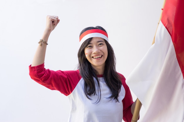 Mujer con bandera indonesia