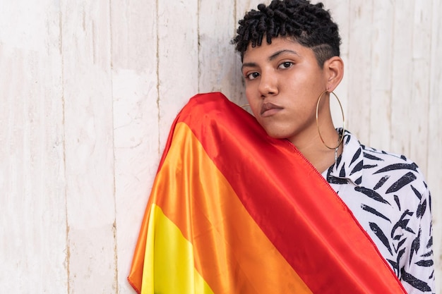 Mujer con bandera LGBT al aire libre