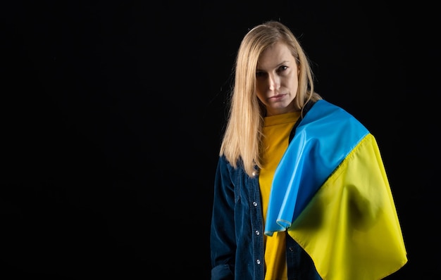 Mujer con bandera ucraniana