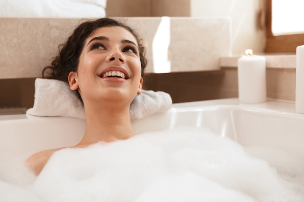 Mujer en el baño yace descansando en el baño.