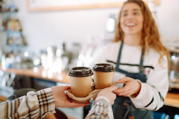 Foto mujer barista en la cafetería con café para llevar comida para llevar