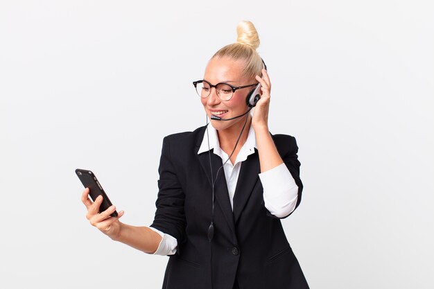 Mujer bastante adulta con un auricular trabajando