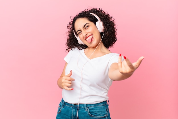 Mujer bastante árabe con auriculares.