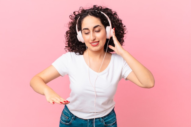 Foto mujer bastante árabe con auriculares.