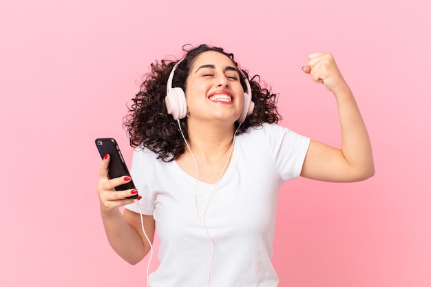 Mujer bastante árabe con auriculares.