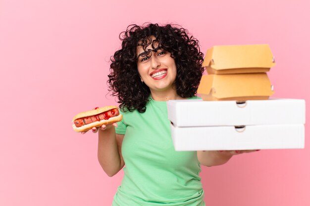 Mujer bastante árabe con cajas de comida rápida para llevar