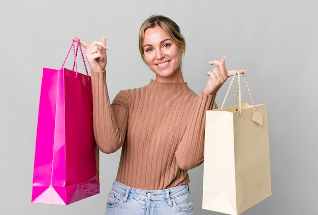 Mujer bastante caucásica con bolsas de compras