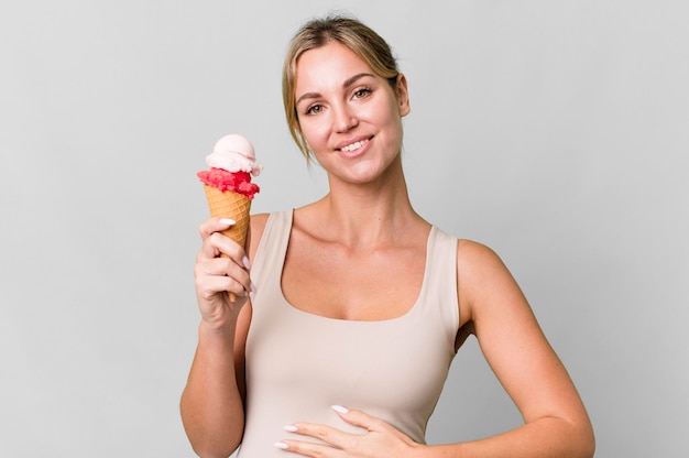 Mujer bastante caucásica disfrutando de un helado