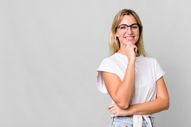 Foto mujer bastante caucásica con un espacio de copia al lado