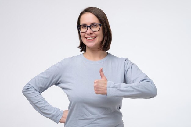 Mujer bastante caucásica mostrando el pulgar hacia arriba dando consejos