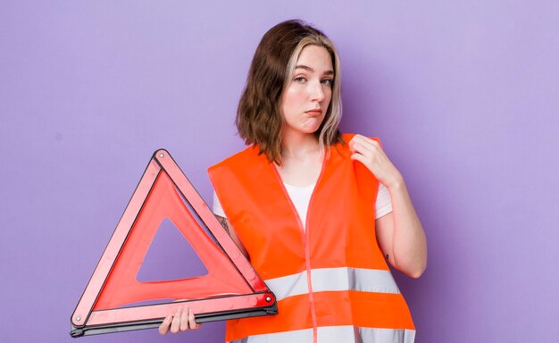 Mujer bastante caucásica que parece arrogante concepto de triángulo de coche positivo y orgulloso exitoso