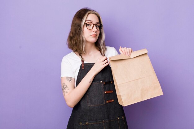 Mujer bastante caucásica que parece arrogante, exitosa, positiva y orgullosa entrega y concepto de comida para llevar