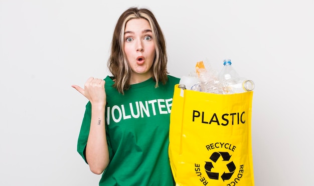 Mujer bastante caucásica que parece asombrada por el concepto de ecología de incredulidad