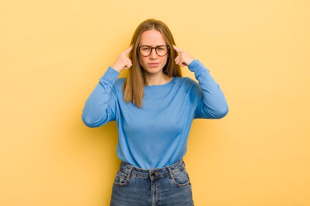 Mujer bastante caucásica que parece concentrada y piensa mucho en una idea imaginando una solución a un desafío o problema