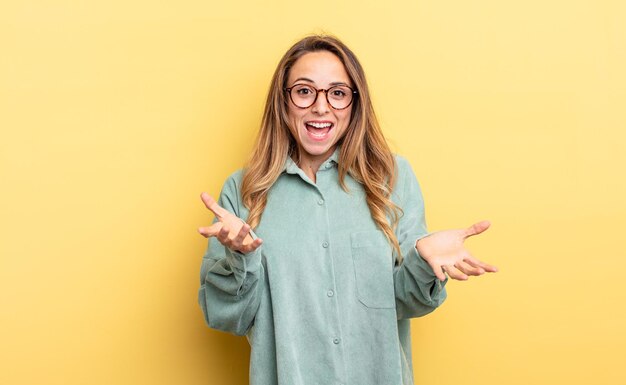 Mujer bastante caucásica que se siente feliz, asombrada, afortunada y sorprendida como diciendo Dios mío en serio Increíble