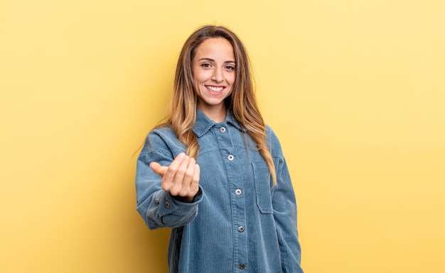 Mujer bastante caucásica que se siente feliz, exitosa y segura, enfrenta un desafío y dice ¡adelante! o darte la bienvenida