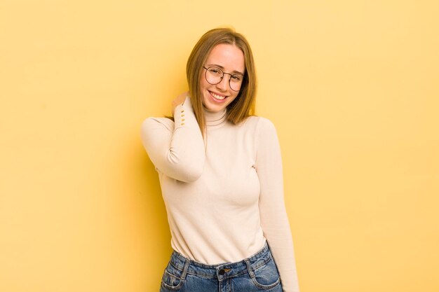 Mujer bastante caucásica riendo alegre y confiadamente con una sonrisa amistosa feliz casual