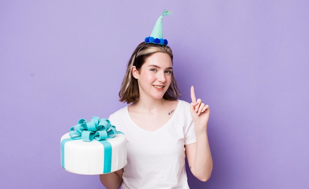 Mujer bastante caucásica sonriendo y luciendo amigable mostrando el concepto de cumpleaños número uno