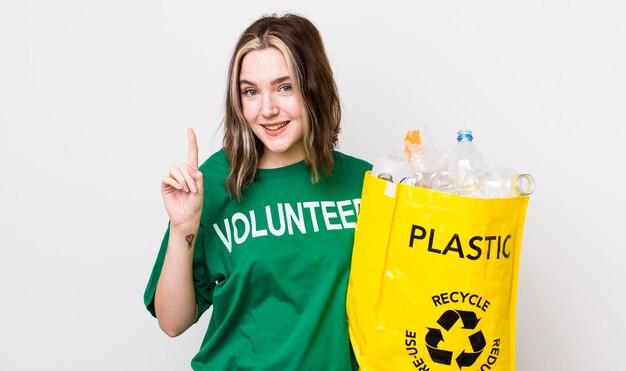 Mujer bastante caucásica sonriendo y luciendo amigable mostrando el concepto de ecología número uno