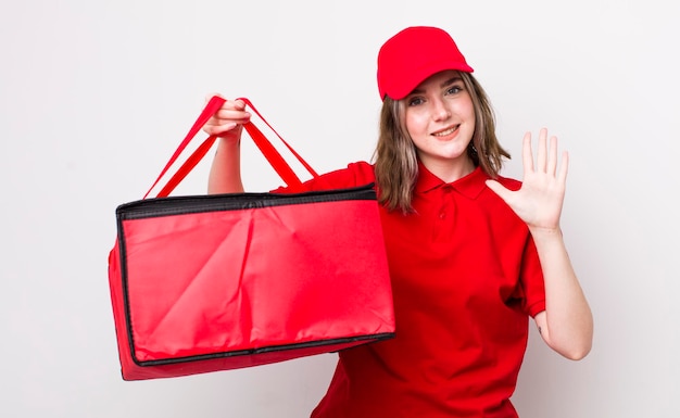 Mujer bastante caucásica sonriendo y luciendo amigable mostrando el concepto de entrega de pizza número cinco