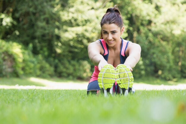 Foto mujer bastante deportiva estiramiento